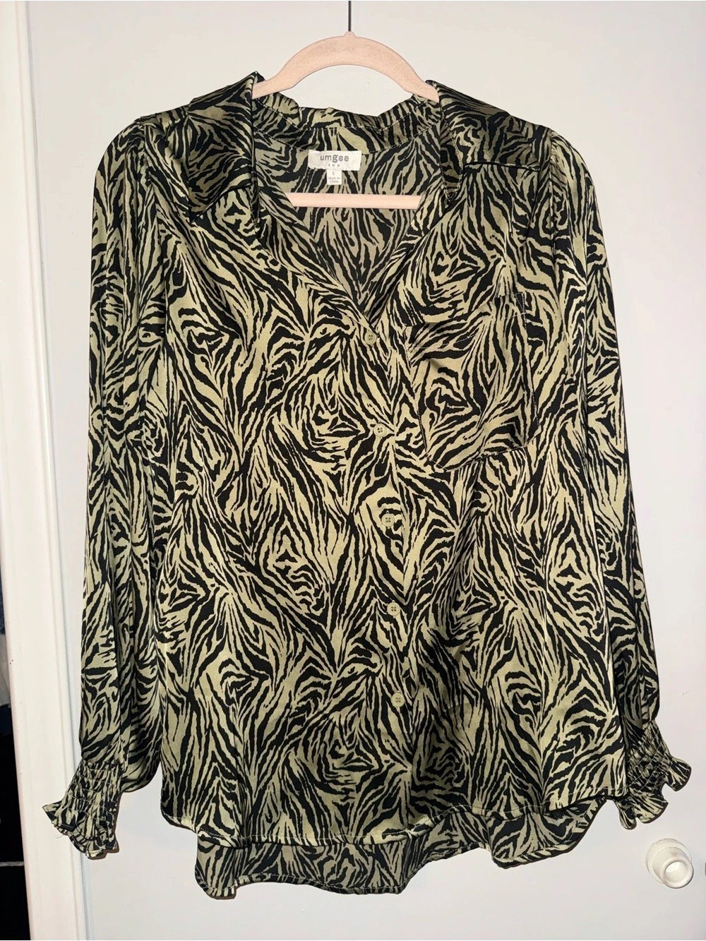 Umgee Animal Print Ruffle Cuff Blouse in Black & Green Like New